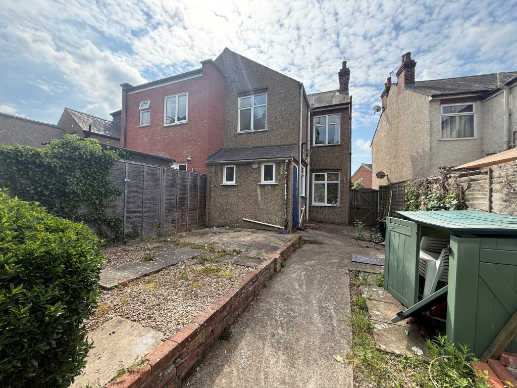 Lot: 143 - TWO-BEDROOM SEMI-DETACHED HOUSE WITH DRIVEWAY - 4th view of garden